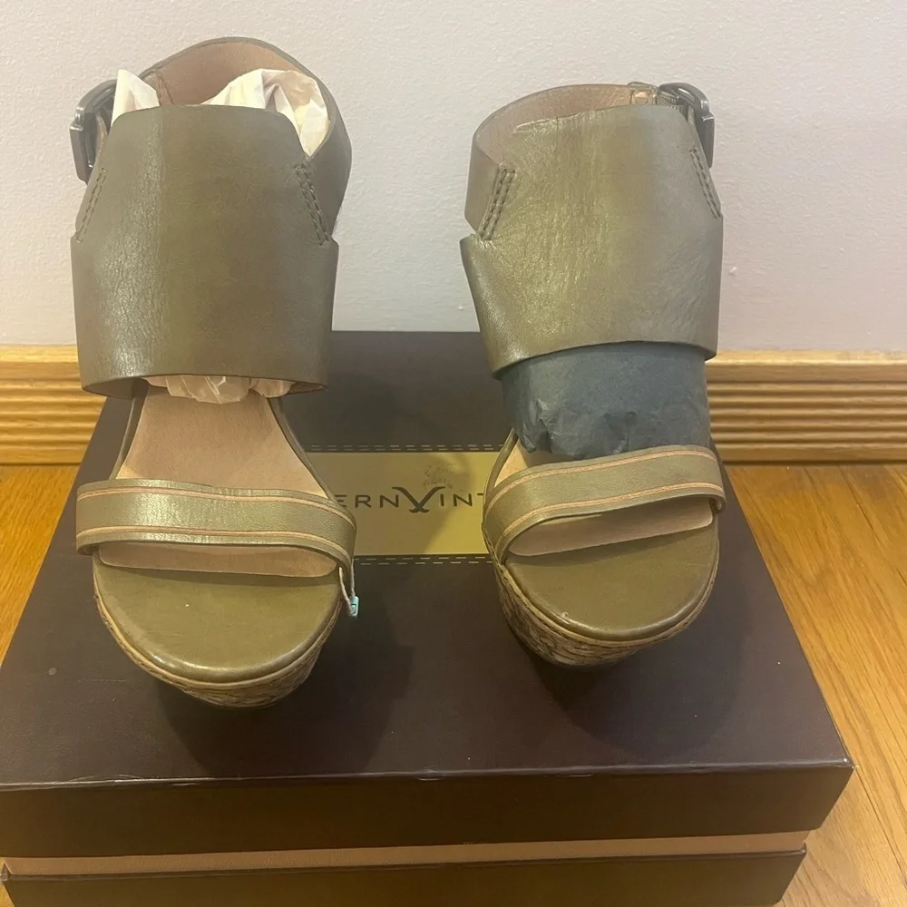 Modern Vintage Olive Green Cork Wedges Women’s Size 8.5 NEW